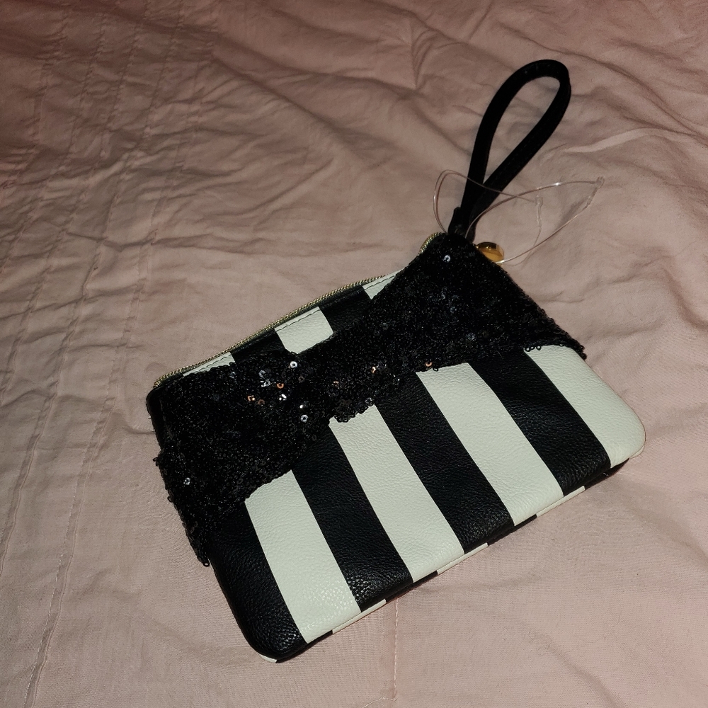 Betsey Johnson  clutch💜💜💜💜